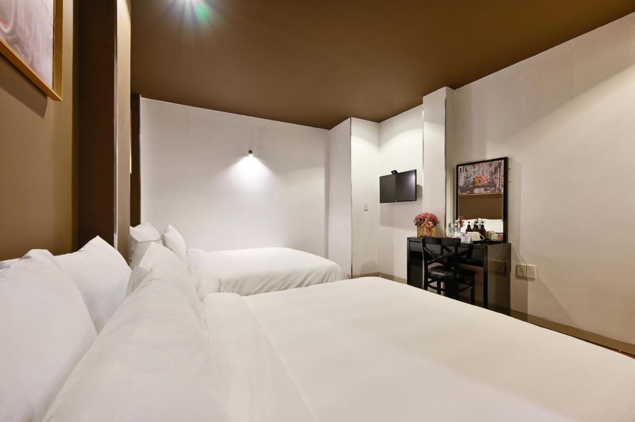 The Noble Swan Hotel New World Хошимин Экстерьер фото